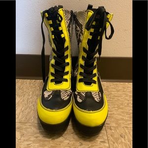 Women’s side zip boot